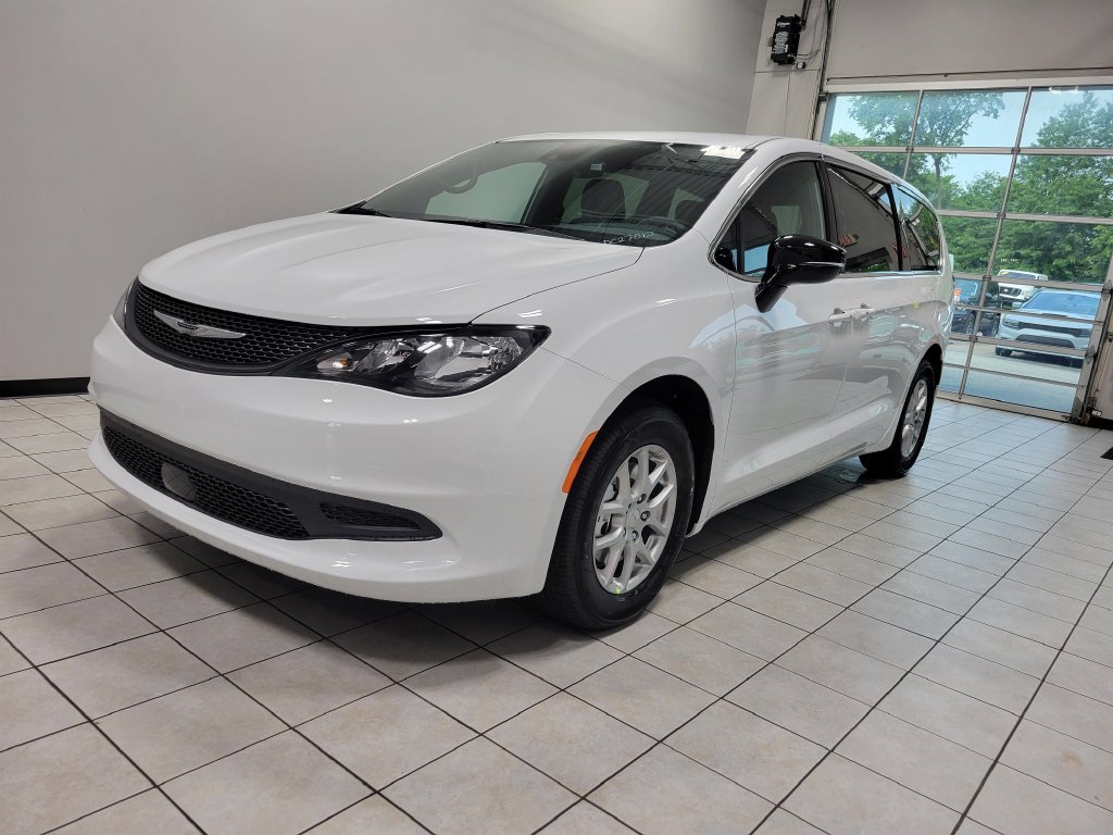 New 2027 Chrysler Pacifica Select AWD/4WD image 3