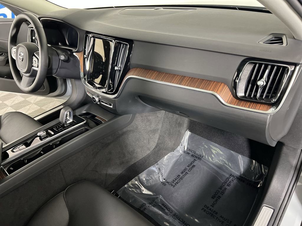 Used 2025 Volvo V60 B5 Cross Country Plus image 28