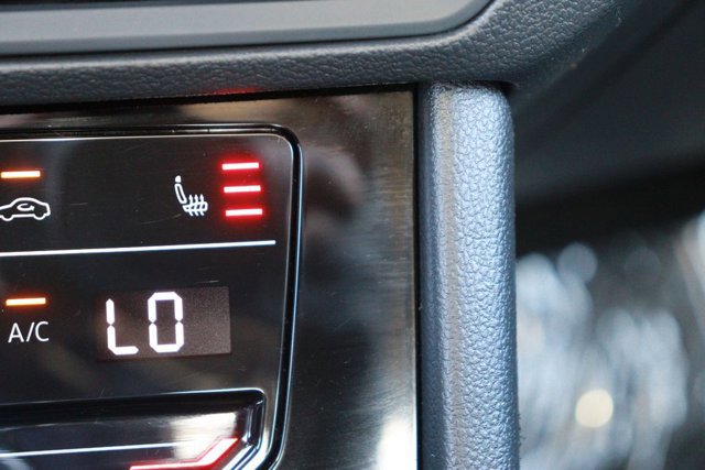 Used 2025 Volkswagen Jetta SE image 16