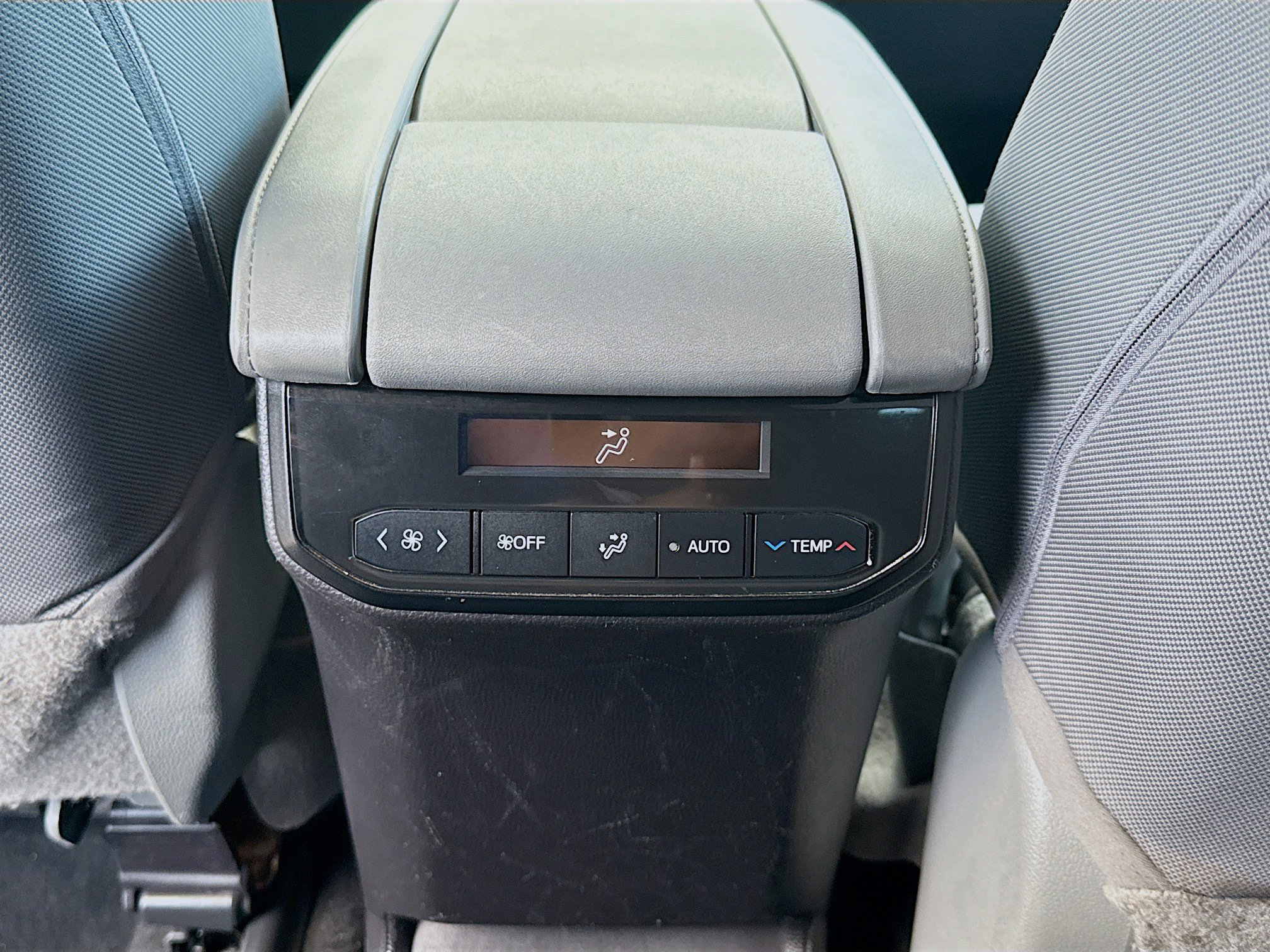 Used 2020 Toyota Highlander L FWD image 22