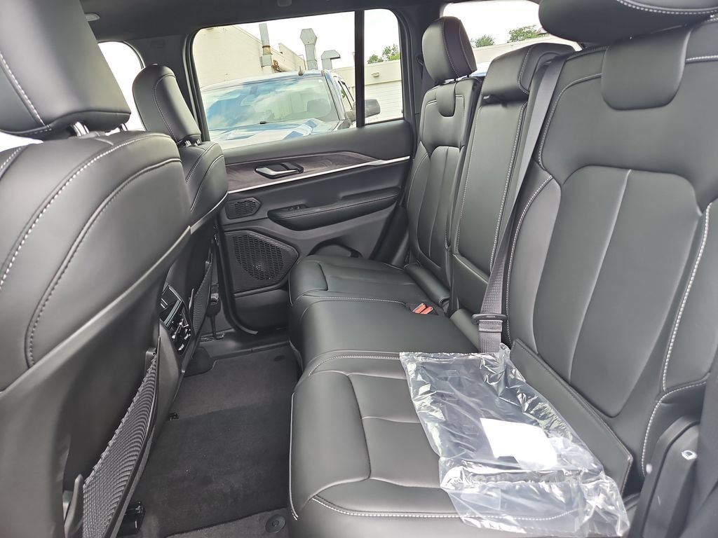 New 2026 Jeep Grand Cherokee Limited w/ Limited Altitude Package AWD/4WD image 11