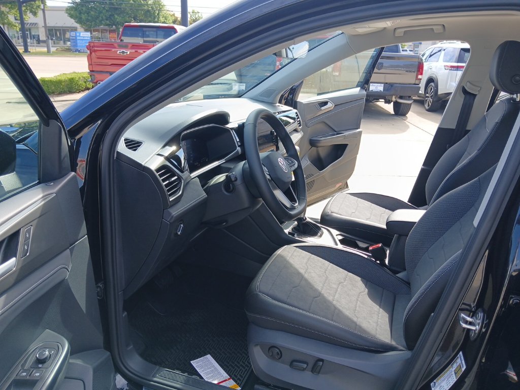 New 2027 Volkswagen Taos SE FWD image 9