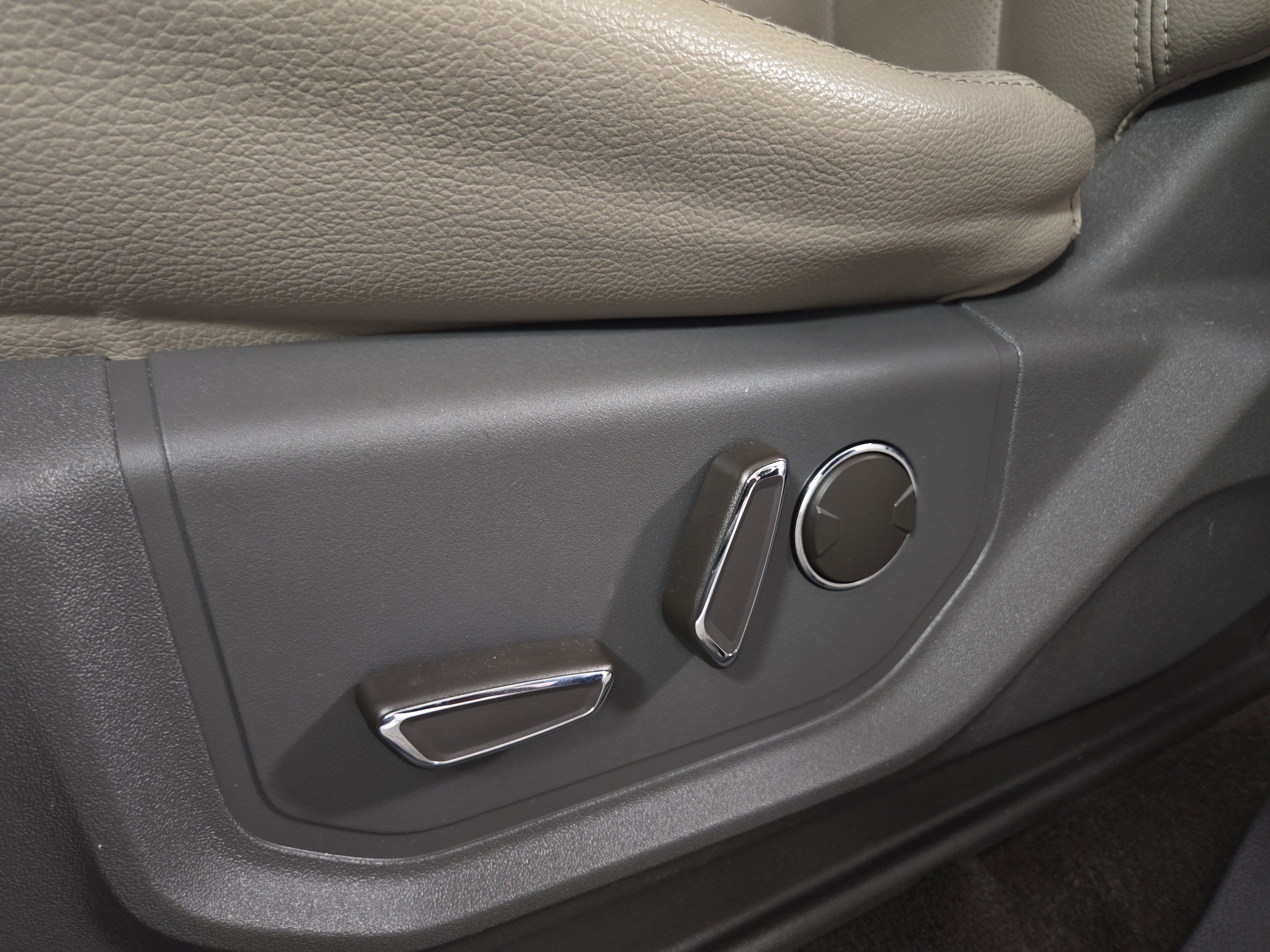 Used 2019 Ford Expedition Max XLT w/ Equipment Group 202A image 32