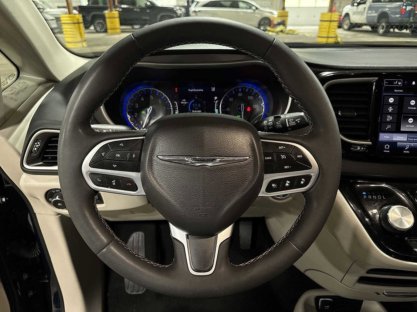 Used 2023 Chrysler Pacifica Touring-L image 19