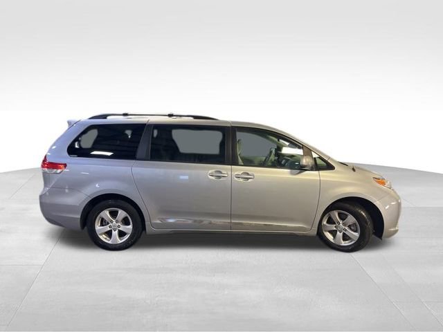 Used 2014 Toyota Sienna LE image 7