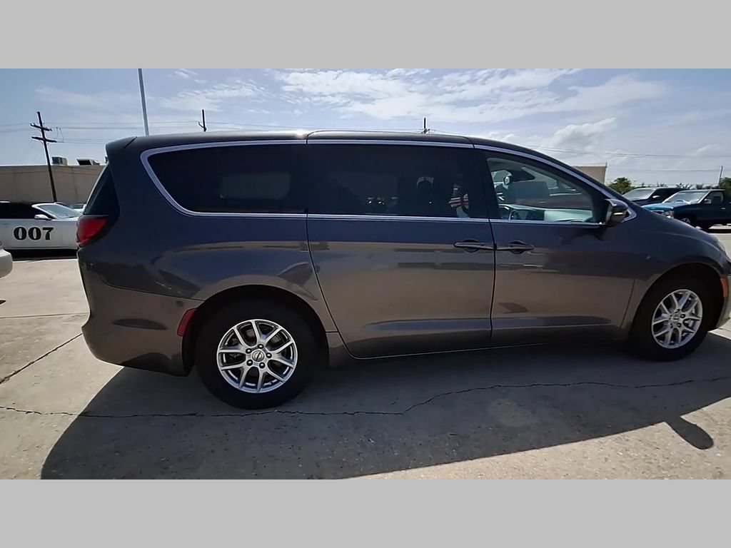 Used 2023 Chrysler Pacifica Touring-L FWD image 39