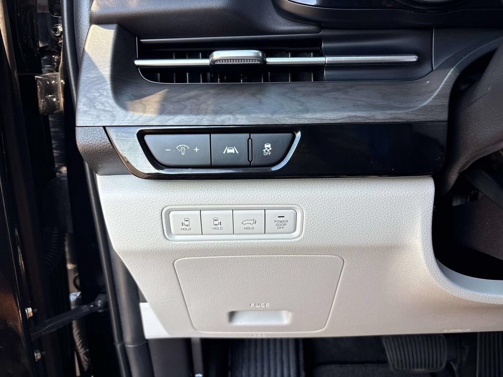 Used 2024 Kia Carnival EX FWD image 21