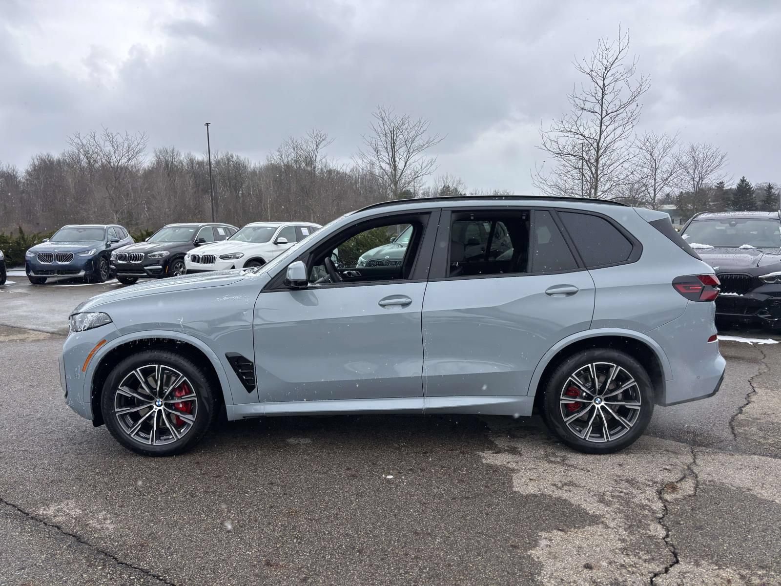 New 2026 BMW X5 xDrive40i w/ M Sport Package AWD/4WD image 4