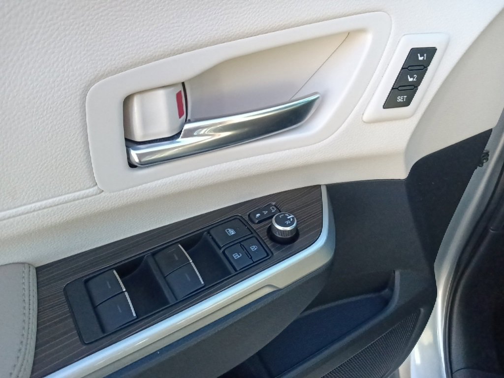 Used 2022 Toyota Sienna Limited image 12