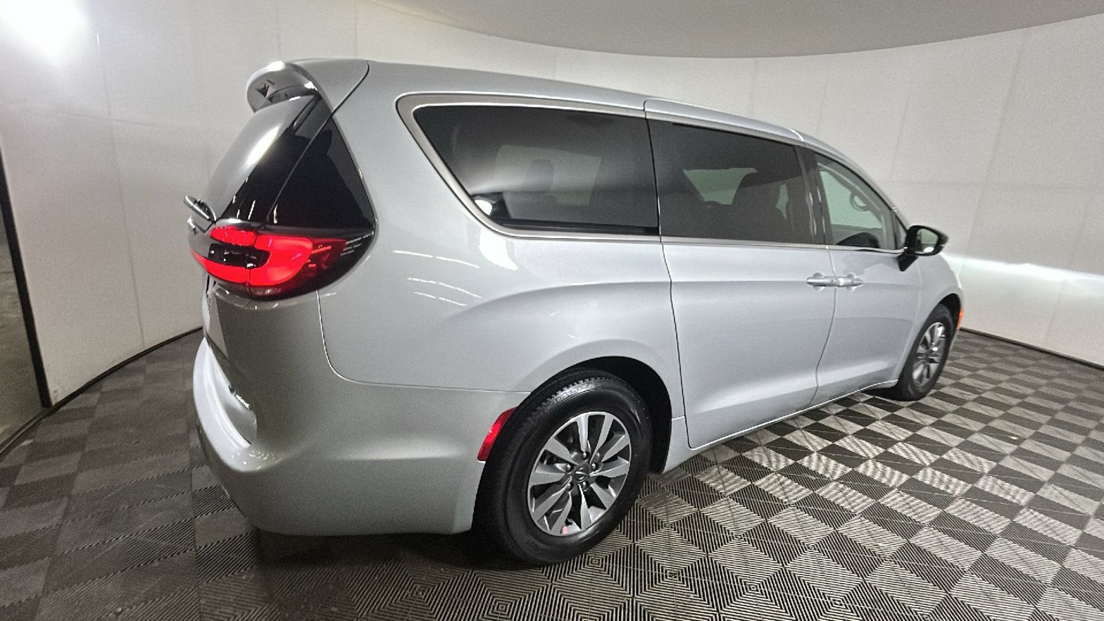 Used 2024 Chrysler Pacifica Limited FWD image 3