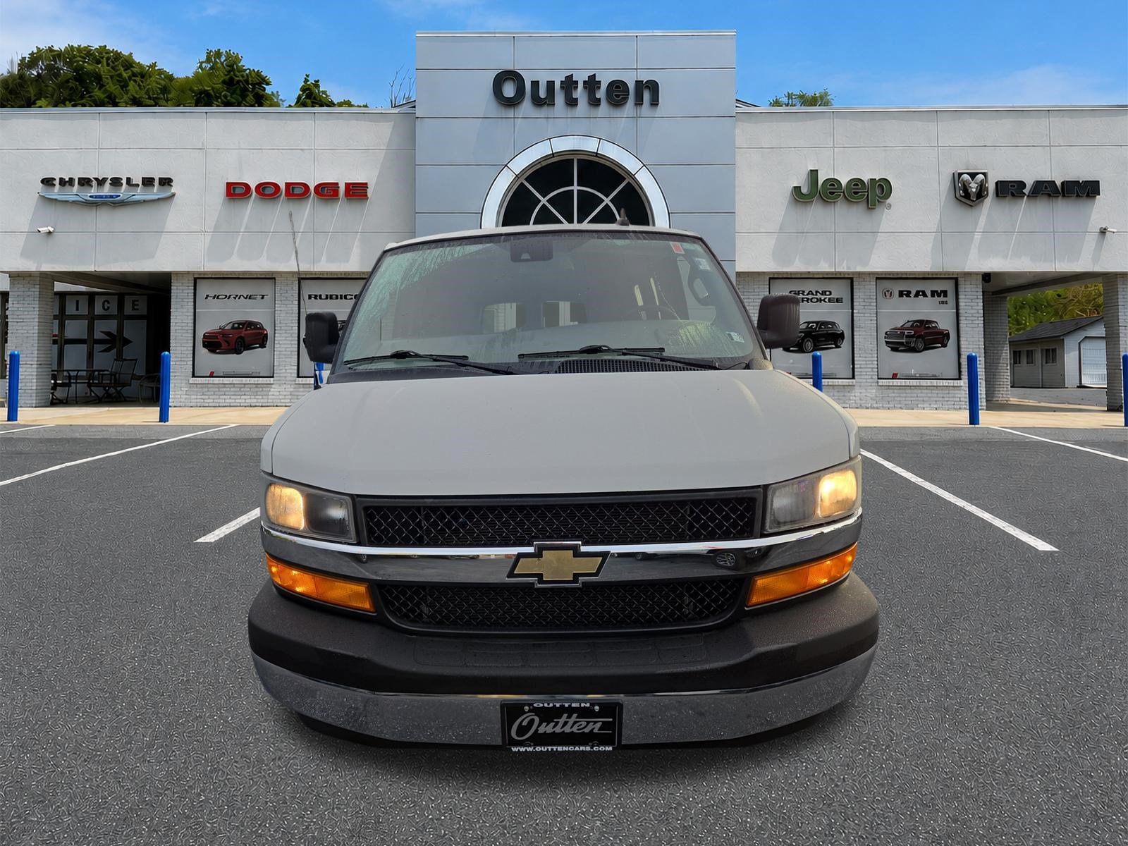 Used 2020 Chevrolet Express 3500 LT w/ LT Preferred Equipment Group RWD image 9