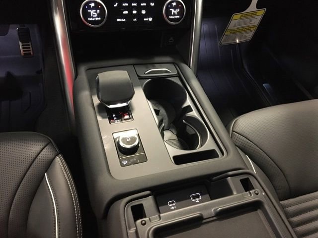 New 2024 Land Rover Discovery Dynamic SE image 16