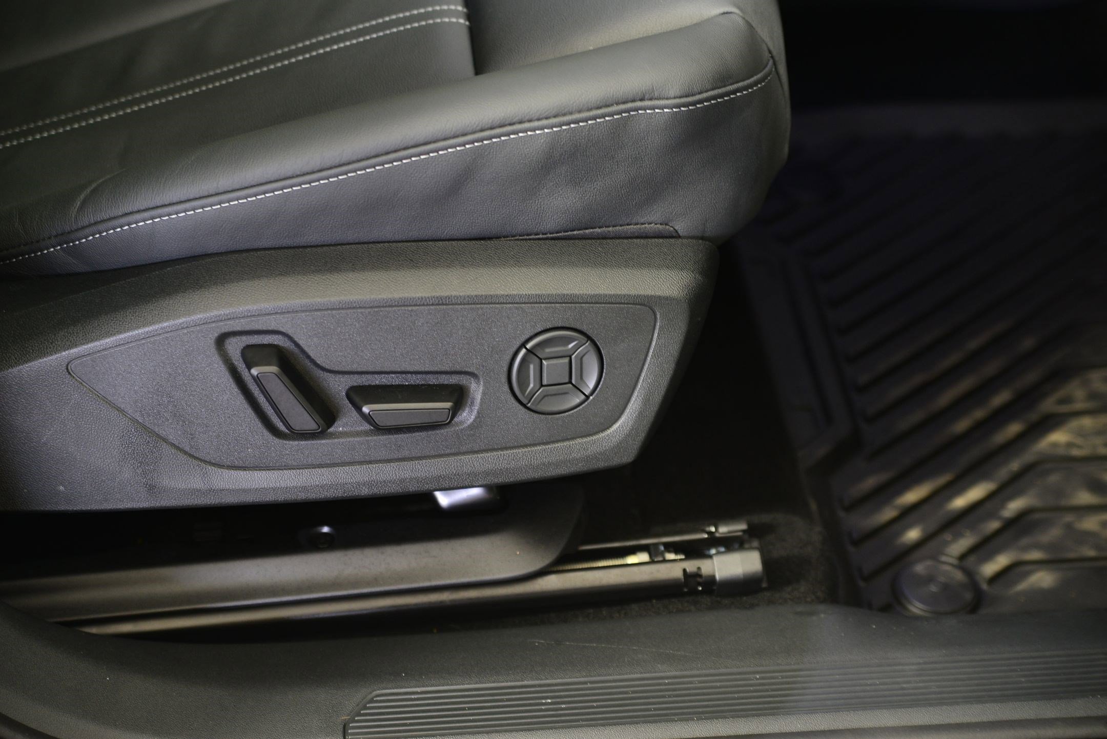 Used 2025 Audi Q4 e-tron Prestige w/ Black Optic Package image 12