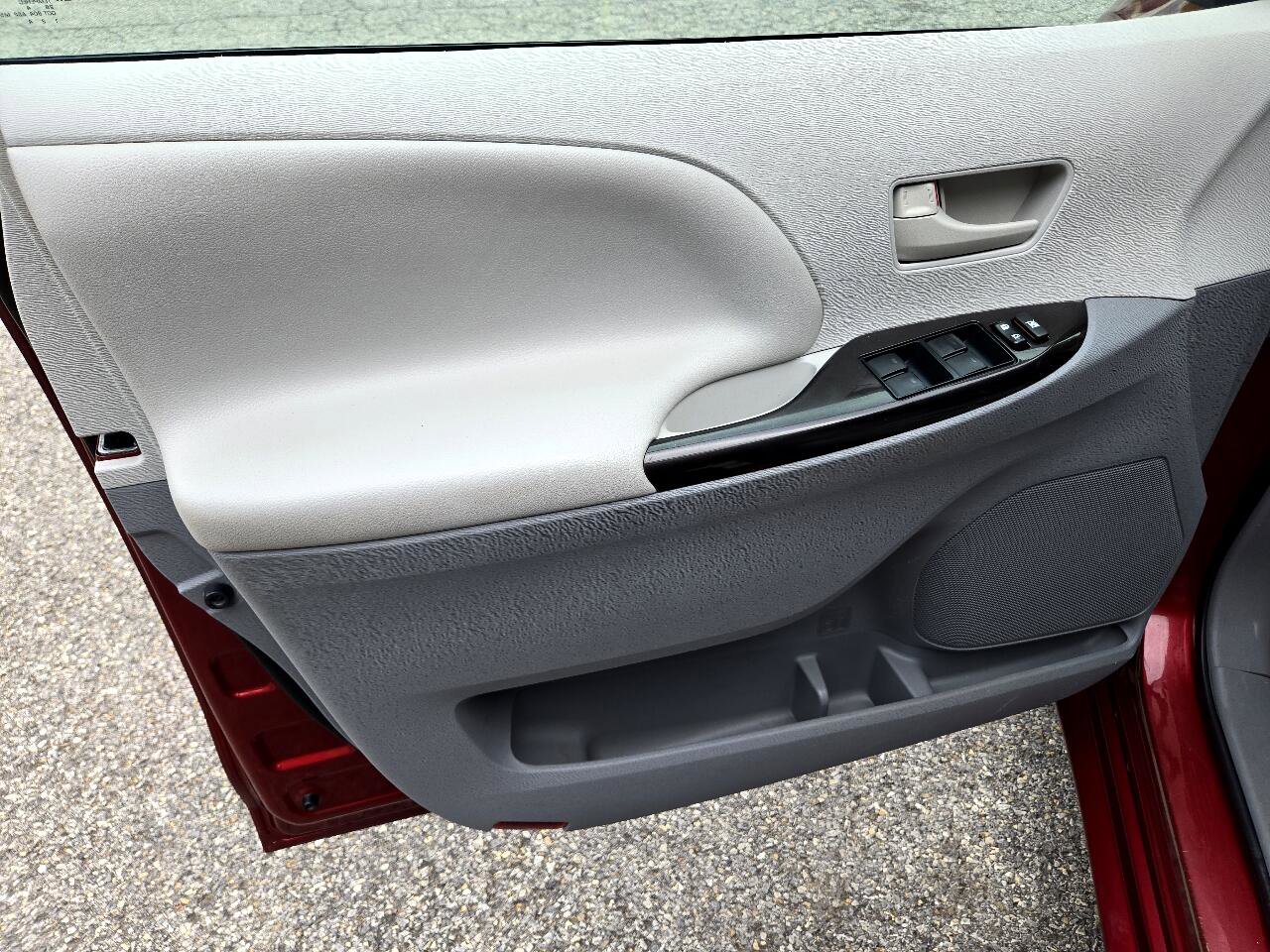 Used 2014 Toyota Sienna LE image 9