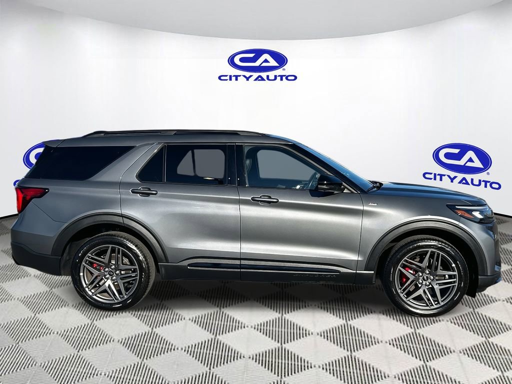 Used 2025 Ford Explorer ST-Line w/ ST-Line Street Pack image 2