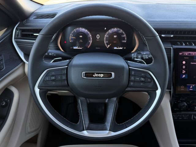 Used 2025 Jeep Grand Cherokee Limited w/ Black Appearance Package image 13