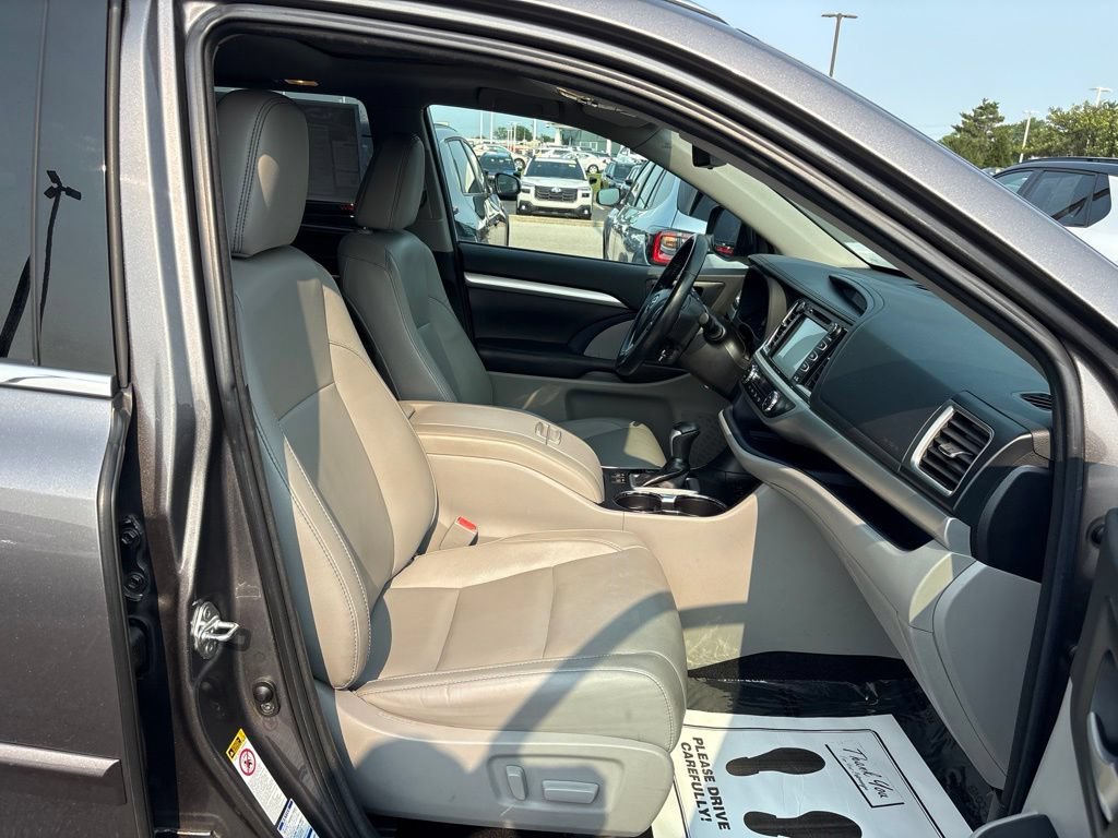 Used 2018 Toyota Highlander XLE AWD/4WD image 10