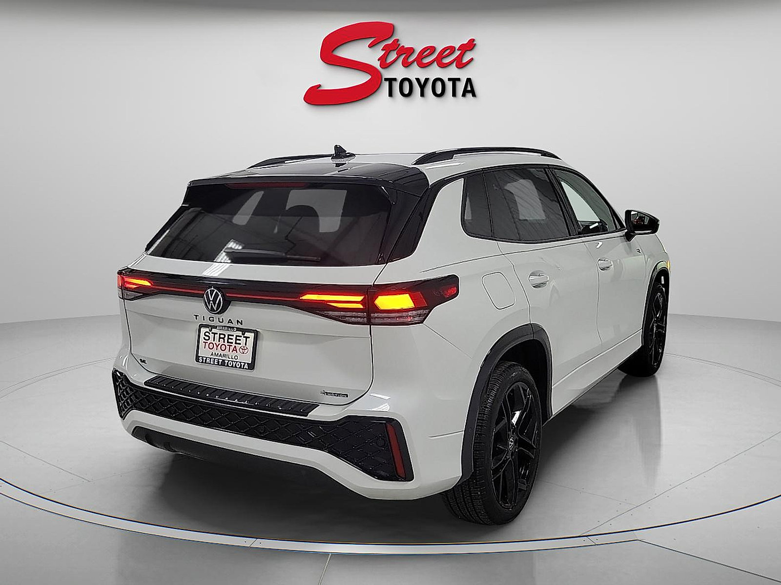 Used 2025 Volkswagen Tiguan SE R-Line AWD/4WD image 4