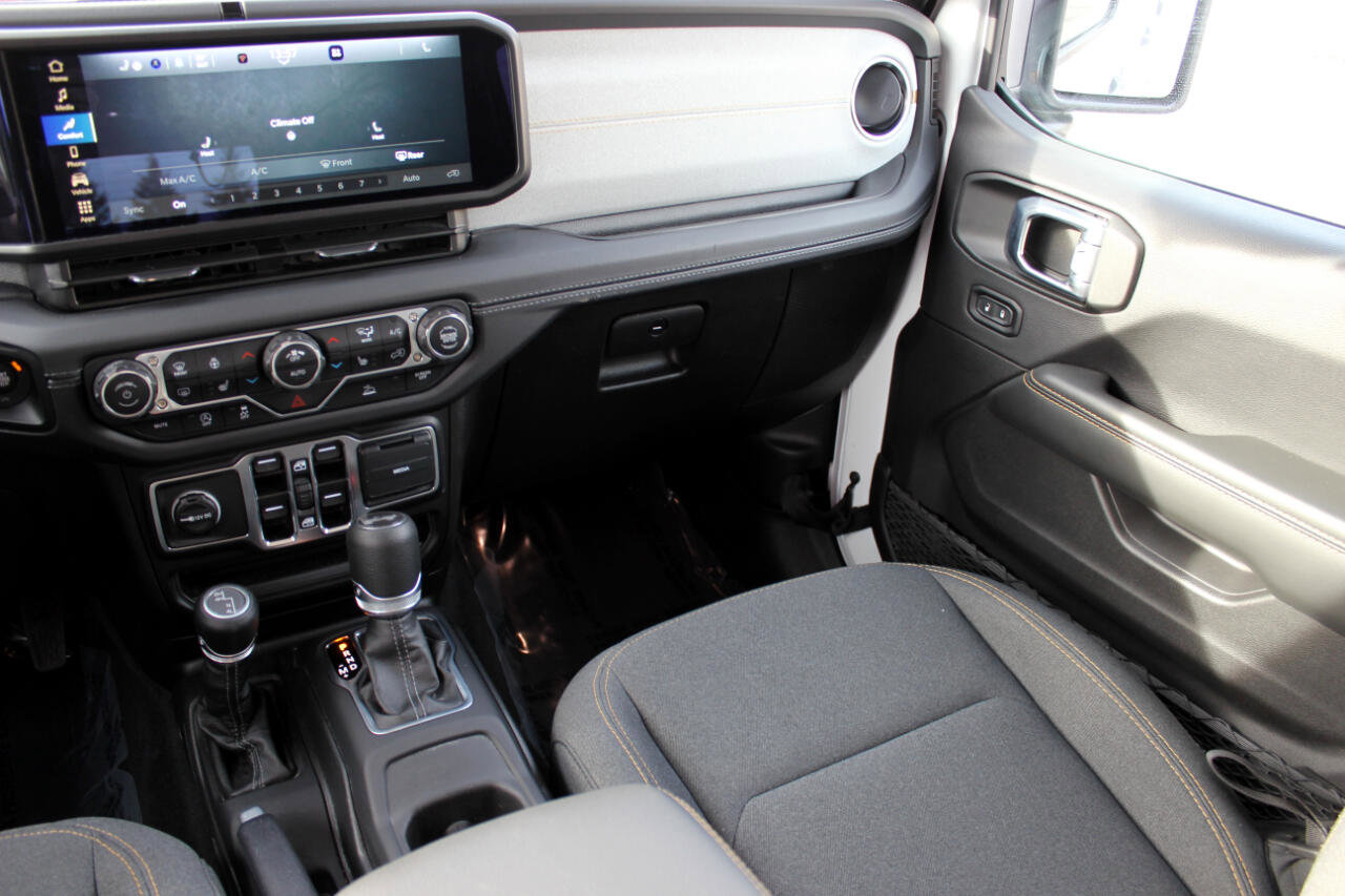 Used 2025 Jeep Wrangler Sahara image 16