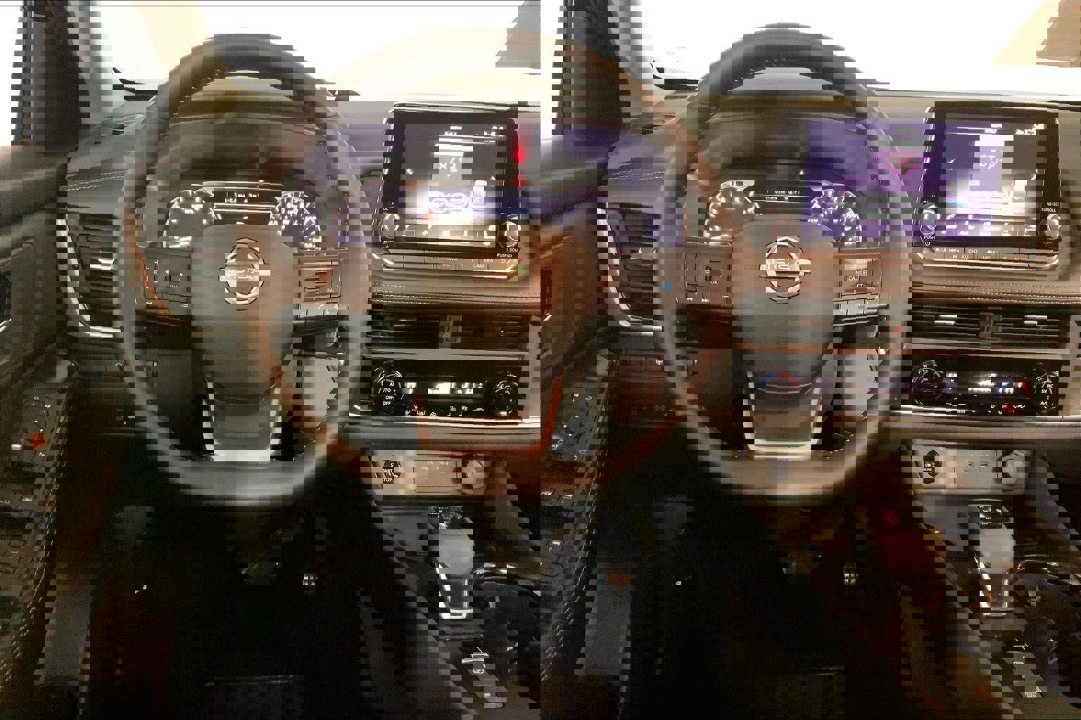 Used 2025 Nissan Rogue SV image 5