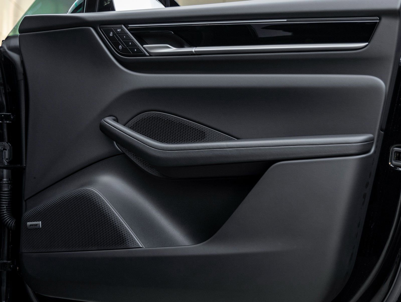 Certified 2025 Porsche Macan Electric image 41