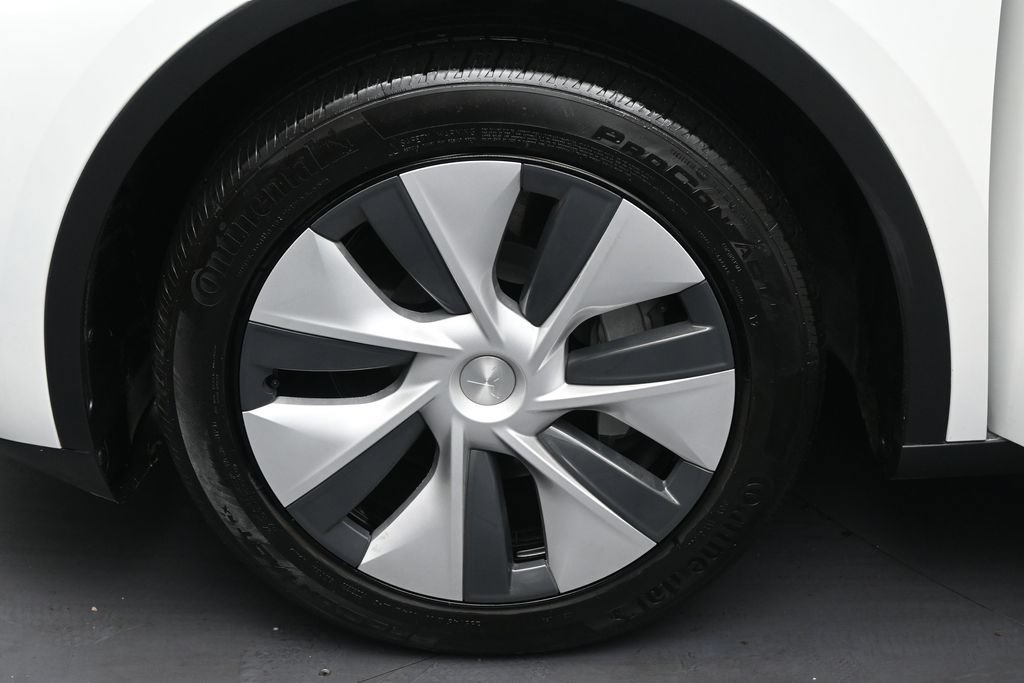 Used 2024 Tesla Model Y 2WD image 34