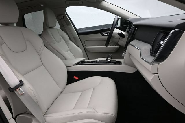 Used 2024 Volvo XC60 B5 Plus AWD/4WD image 33