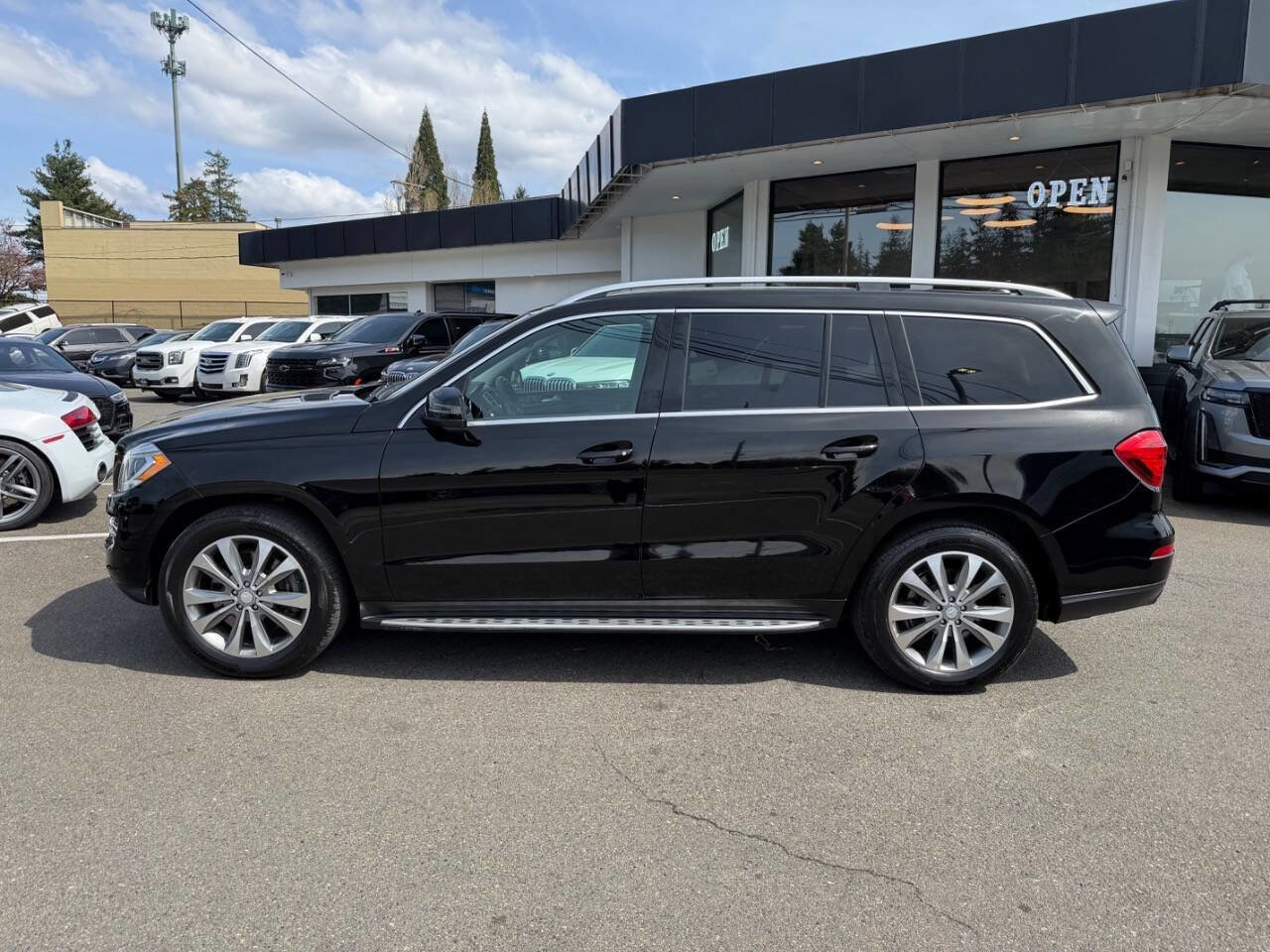 Used 2013 Mercedes-Benz GL 450 4MATIC w/ Premium 1 Pkg image 2