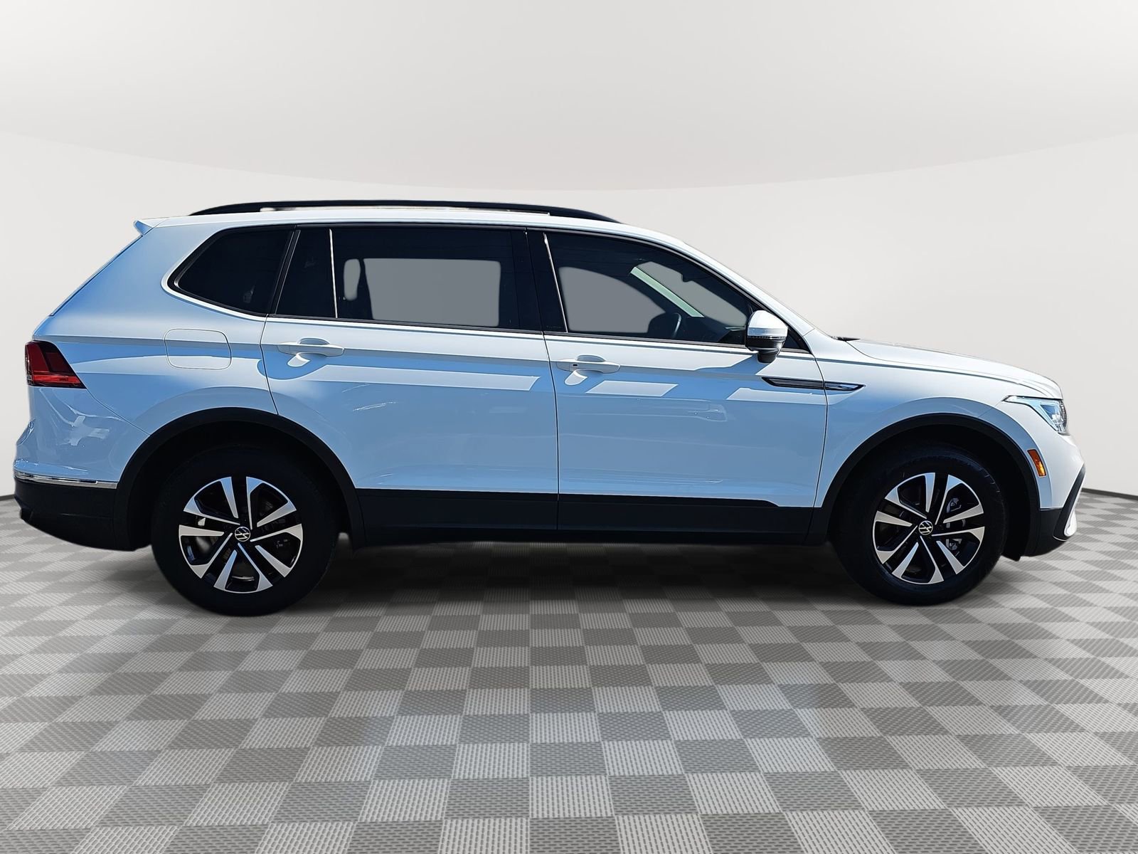 Used 2024 Volkswagen Tiguan S image 4