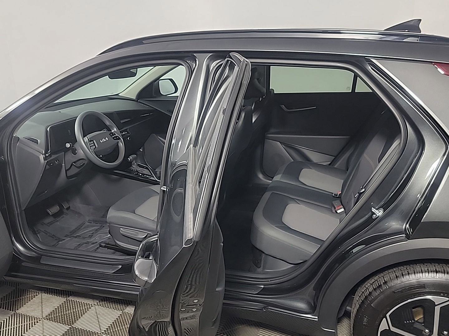 Used 2025 Kia Niro LX image 16