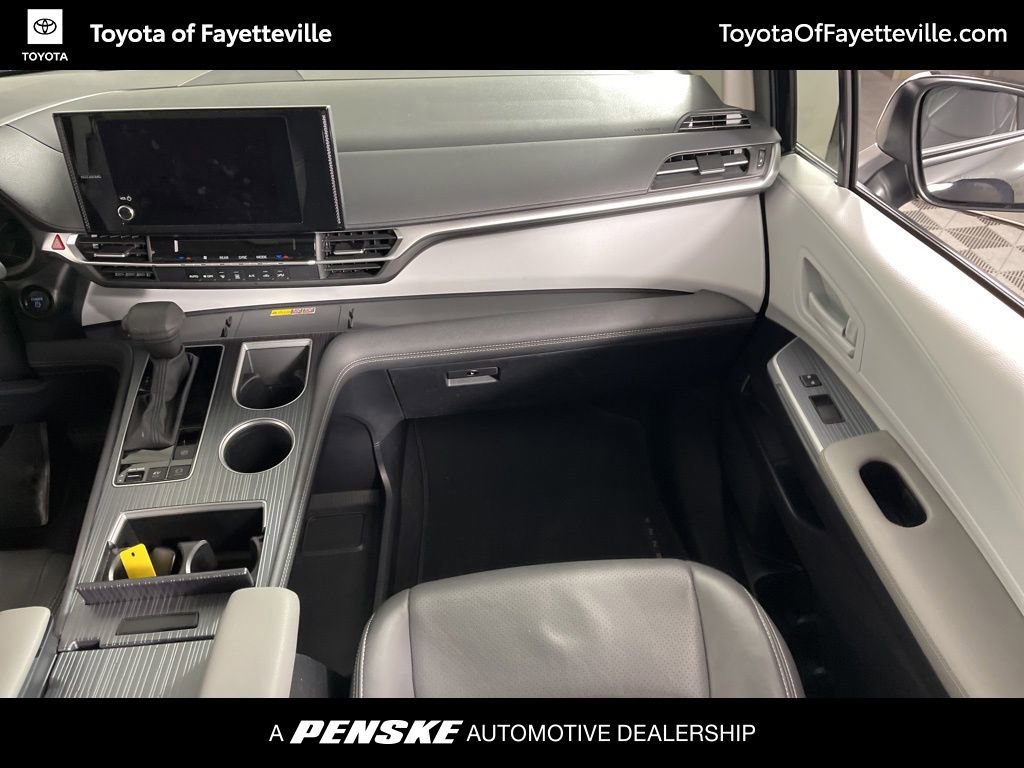 Used 2025 Toyota Sienna LE w/ LE Plus Package image 21