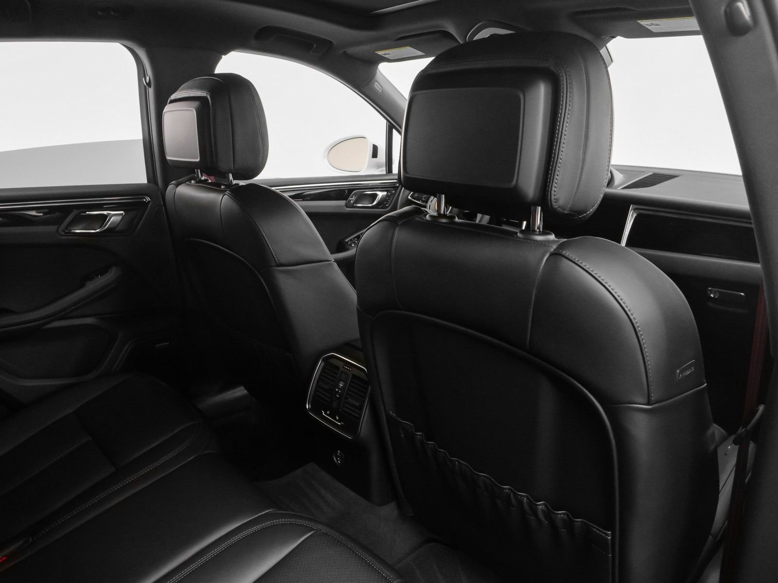 Certified 2025 Porsche Macan AWD/4WD image 24