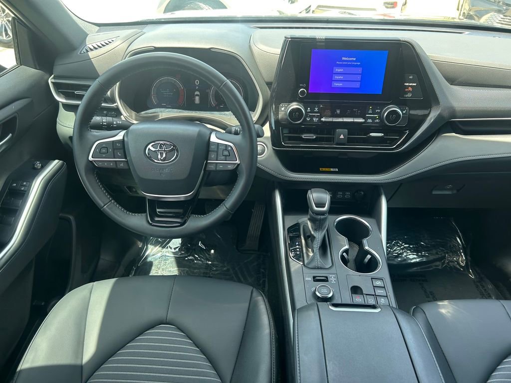 Used 2025 Toyota Highlander XSE AWD/4WD image 19