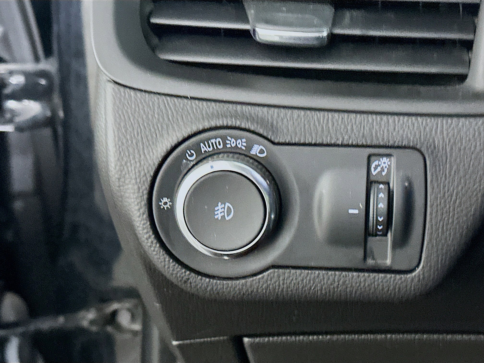 Used 2020 Buick Envision Essence image 16