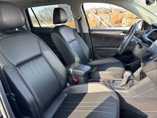 Used 2022 Volkswagen Tiguan SE w/ Panoramic Sunroof Package image 12