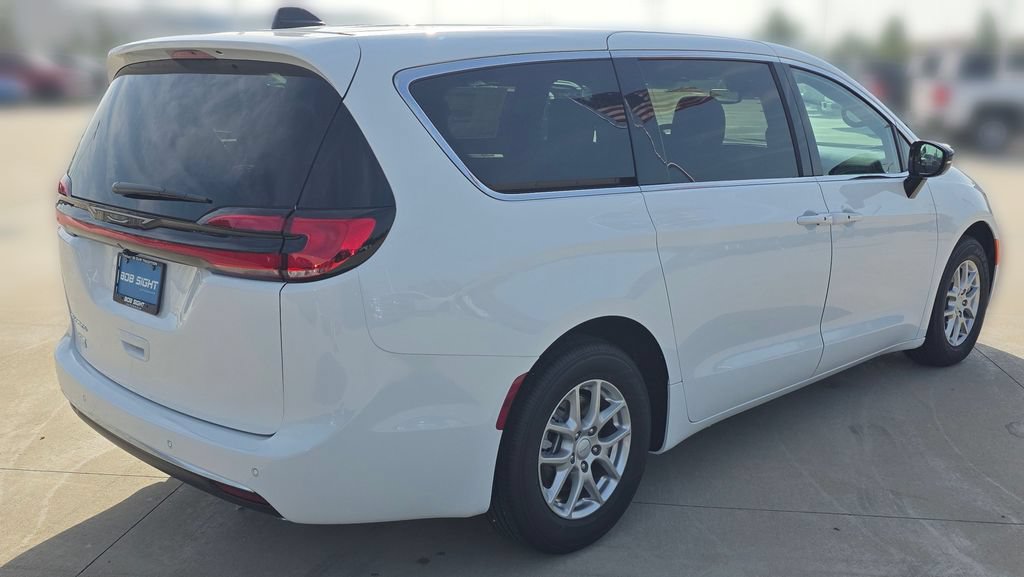New 2027 Chrysler Pacifica Select FWD image 5