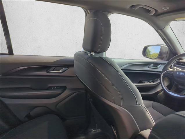 Used 2025 Jeep Grand Cherokee Laredo w/ Luxury Tech Group I RWD image 20