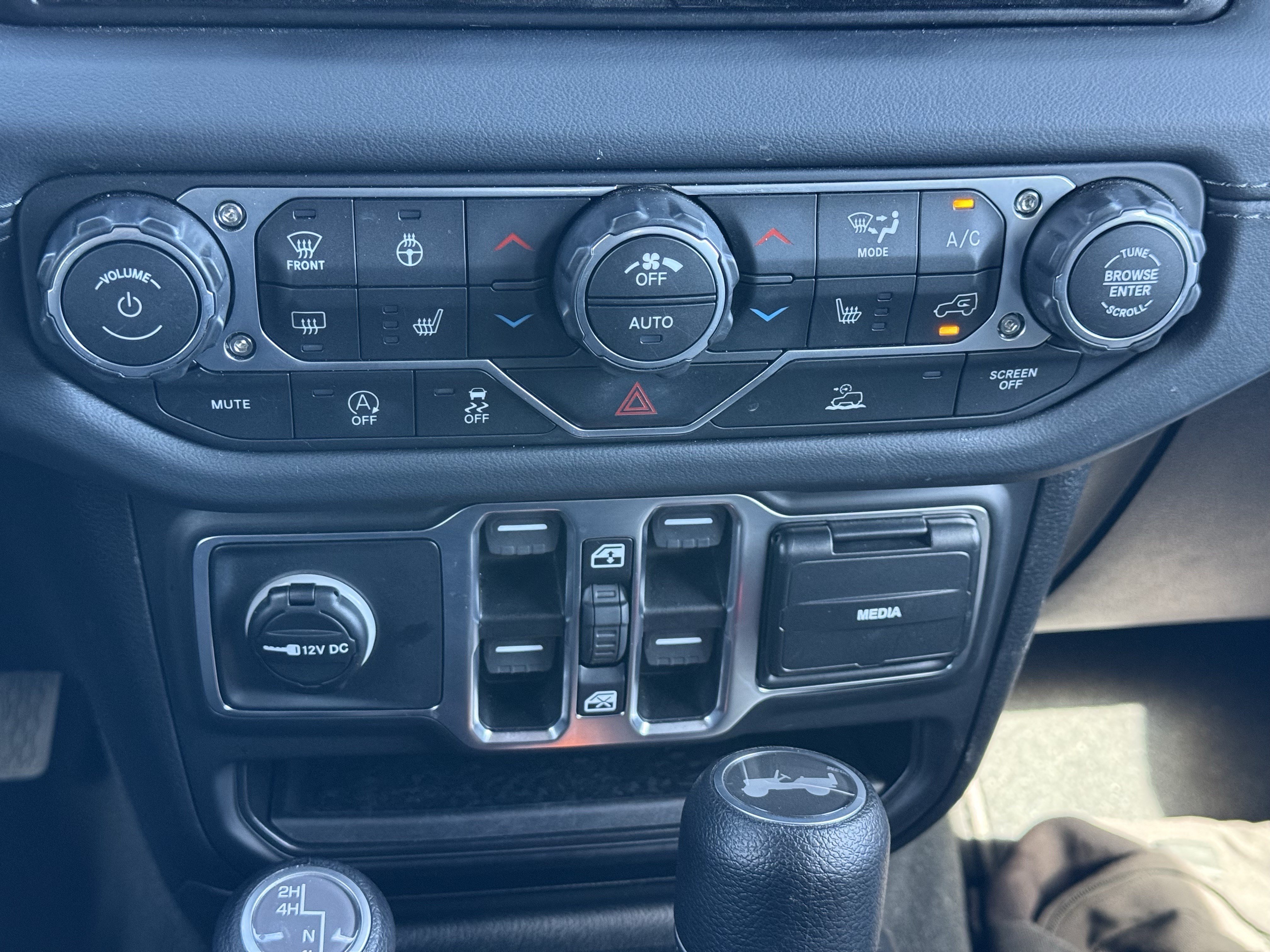 Used 2026 Jeep Wrangler Unlimited Sahara AWD/4WD image 25