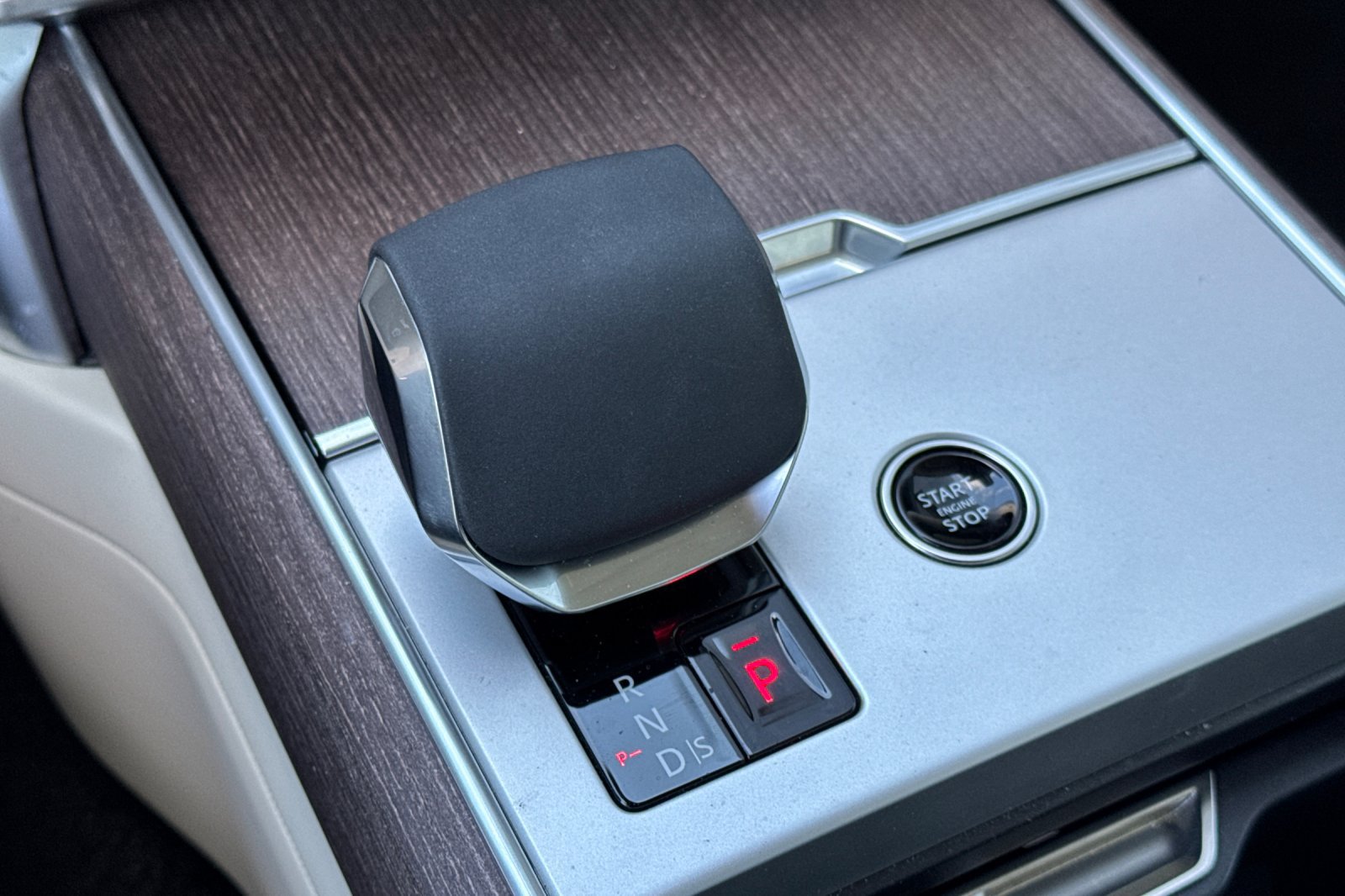 Certified 2025 Land Rover Range Rover SE AWD/4WD image 25