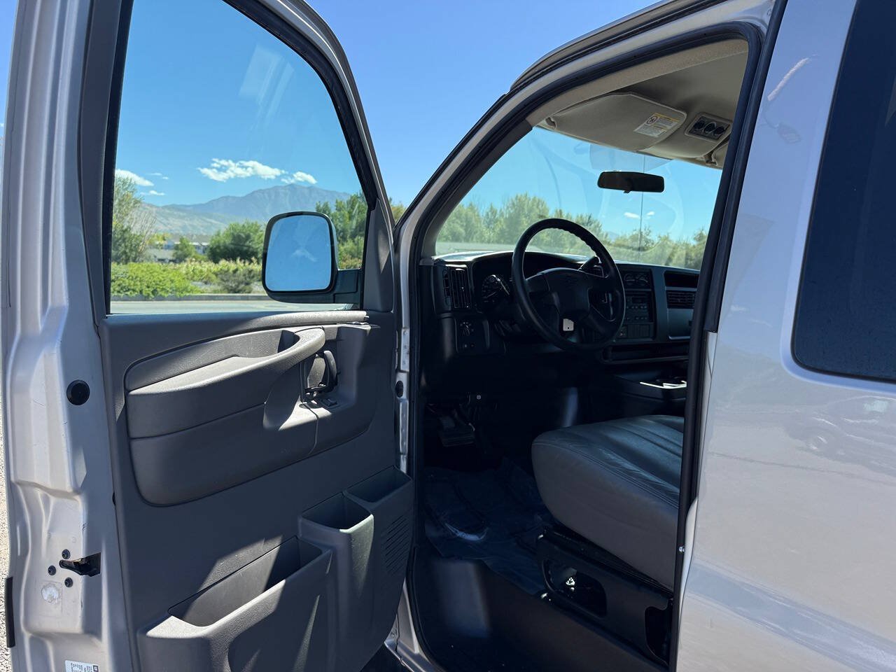 Used 2005 Chevrolet Express 2500 Passenger RWD image 13