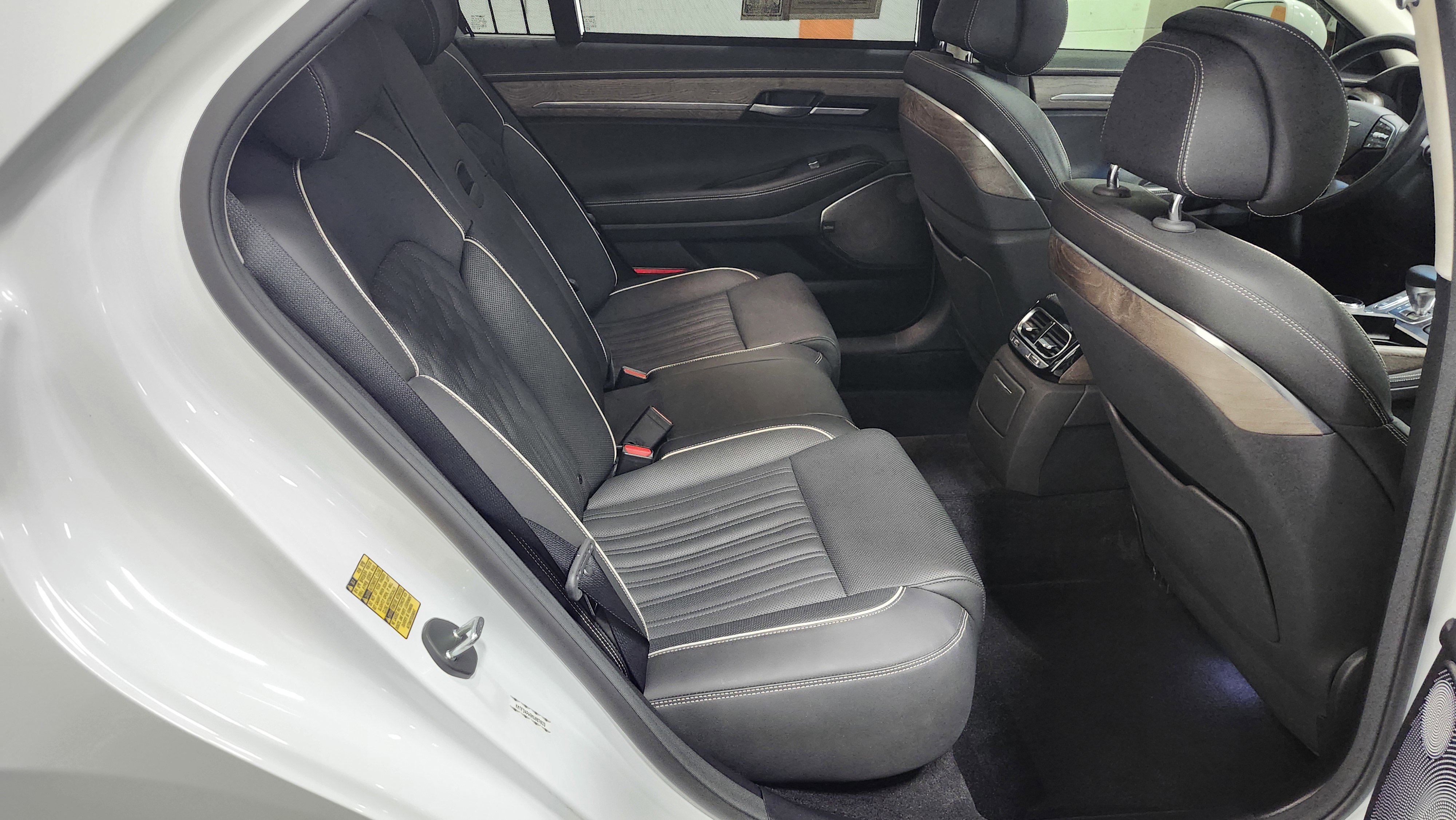 Used 2021 Genesis G90 3.3T Premium image 22