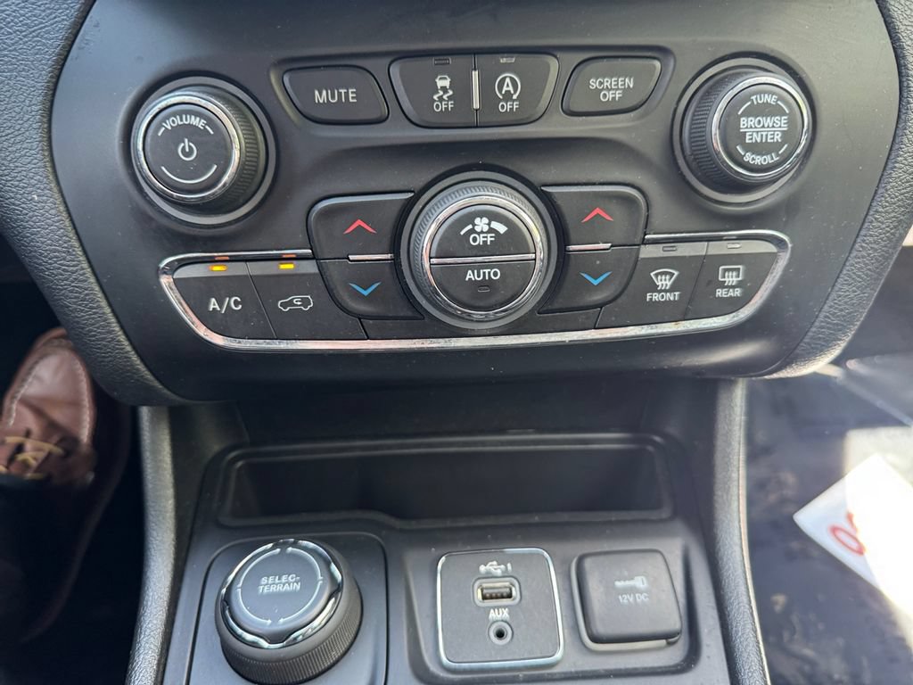 Used 2019 Jeep Cherokee Latitude Plus AWD/4WD image 24