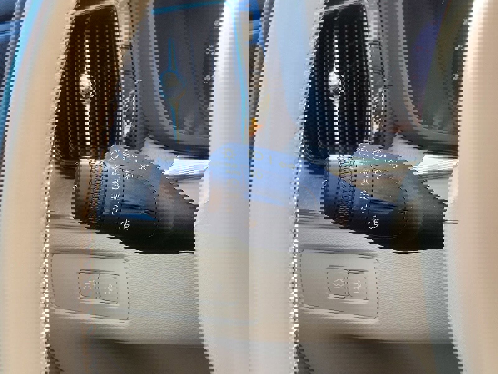 Certified 2024 Volvo XC60 T8 Ultimate w/ Protection Package Premier image 22