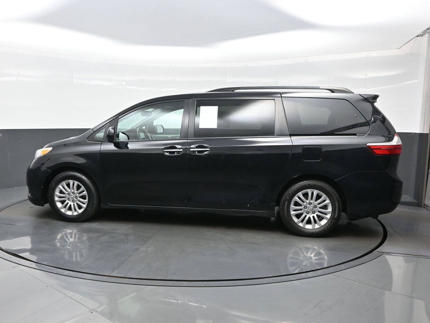 Used 2015 Toyota Sienna XLE w/ XLE Navigation Package FWD image 3