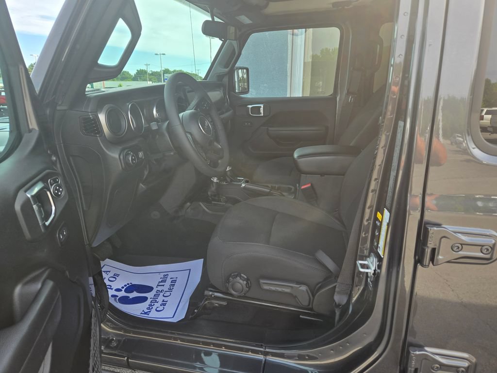 Used 2023 Jeep Gladiator Sport AWD/4WD image 7