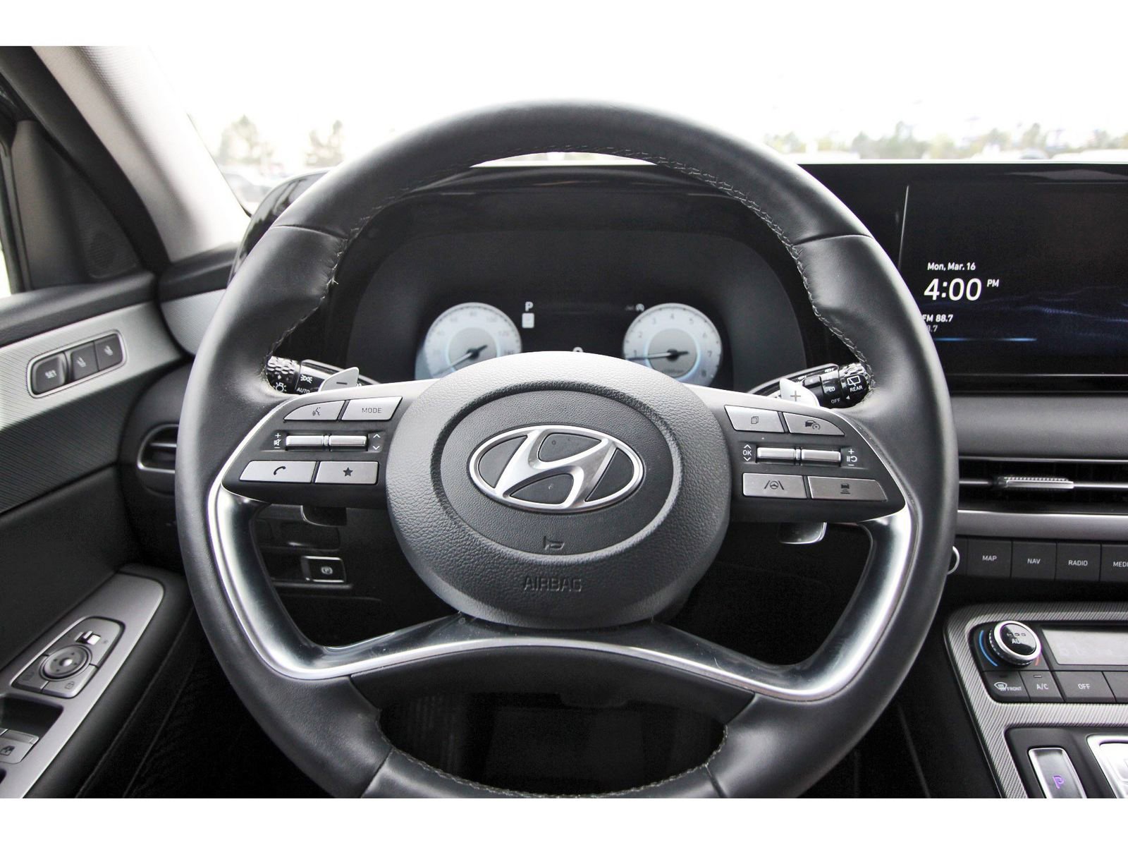 Used 2023 Hyundai Palisade SEL w/ Premium Package image 16