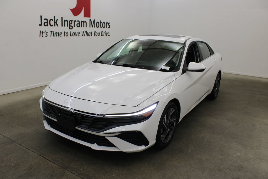 Used 2025 Hyundai Elantra SEL FWD image 2