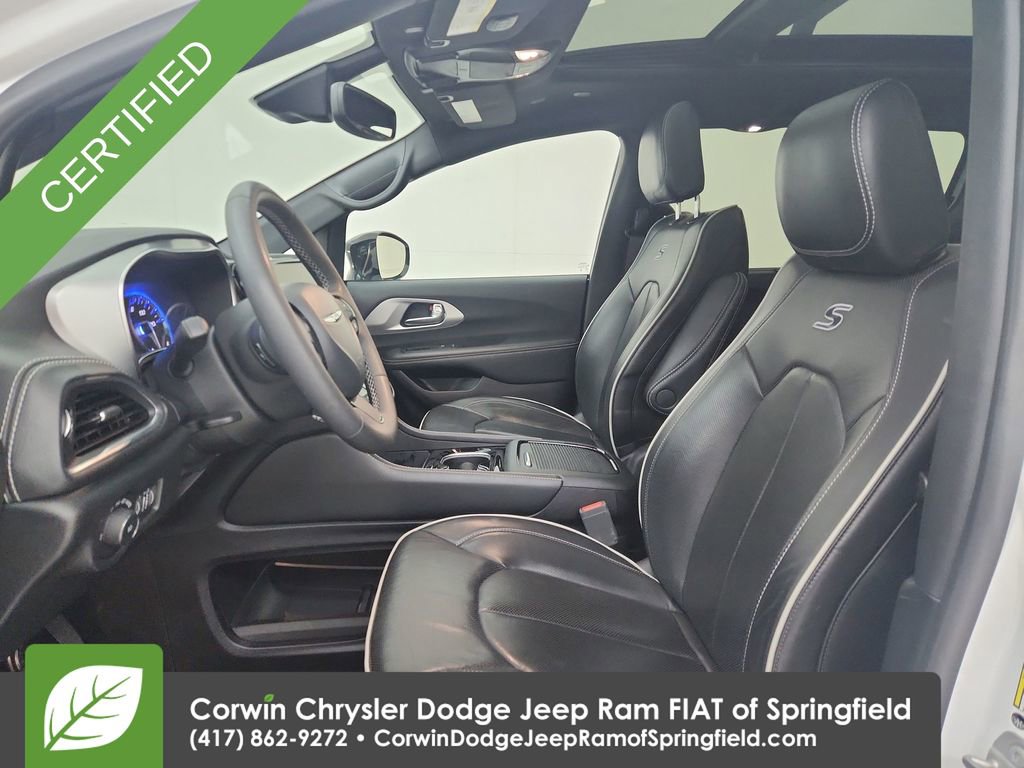 Certified 2025 Chrysler Pacifica Limited image 18