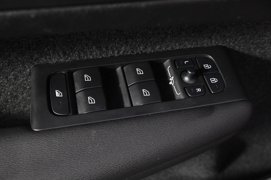 Used 2025 Volvo XC40 B5 Plus image 23