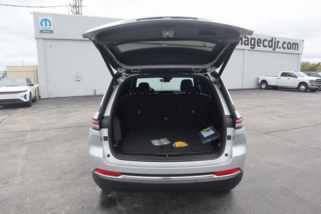 New 2025 Jeep Grand Cherokee Limited w/ Trailer Tow Package image 24